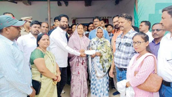 संयुक्त संवेदना समिति ओर से दिवंगत शिक्षक की पत्नी को मंत्री लक्ष्मी ने दिया एक लाख का चेक