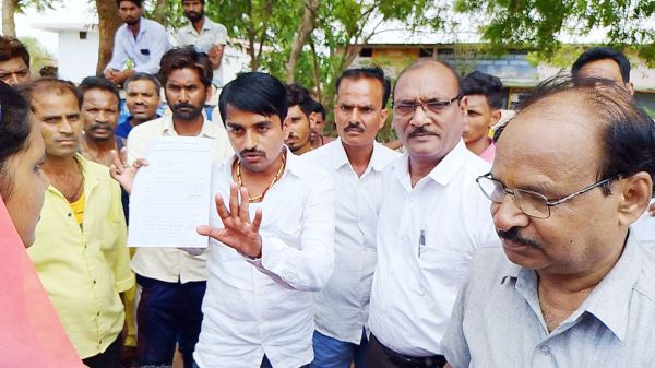 शिक्षण सत्र के पहले ही दिन भाठागांव स्कूल में तालाबंदी