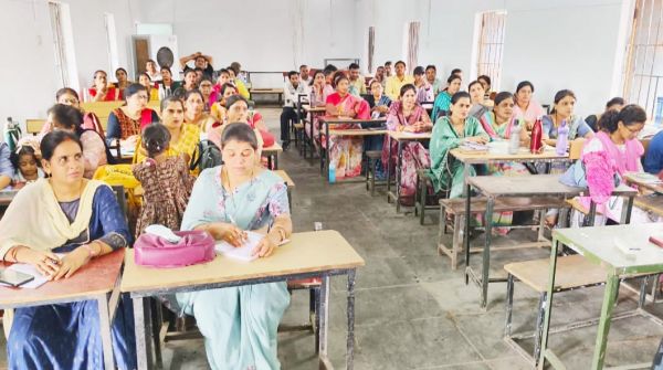 बच्चों को अध्यापन के साथ-साथ संस्कार की भी शिक्षा दें