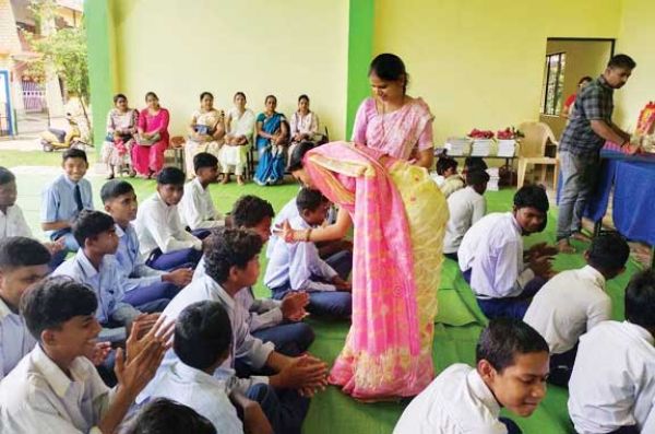  तिलक लगा नवप्रवेशी बच्चों का स्वागत