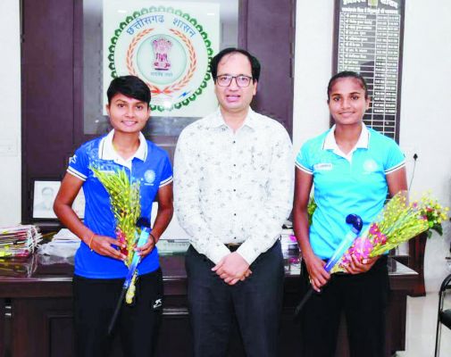 हॉकी खिलाडिय़ों का कलेक्टर ने किया सम्मान