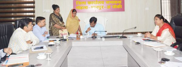 पुश्तैनी जमीन पर हक दिलाने कलेक्टर से गुहार