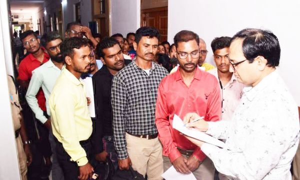 जनदर्शन में ग्रामीणों ने गांव में नाली निर्माण की रखी मांग