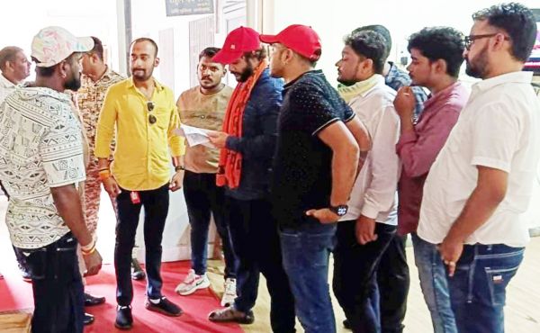 लालबाग टीआई को हटाने की मांग, भाजयुमो ने सौंपा ज्ञापन