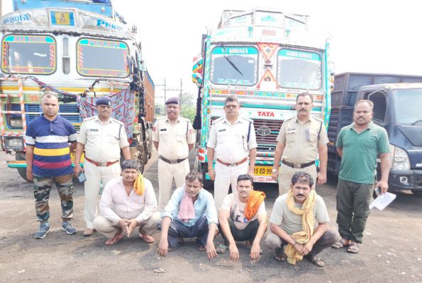 43 टन अवैध कबाड़ जब्त