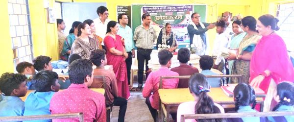 शिक्षकों ने बच्चों को तिलक लगा कराया शाला प्रवेश