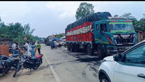 ट्रक की ठोकर से युवक की मौत, ग्रामीणों ने टायर जलाकर एनएच किया जाम