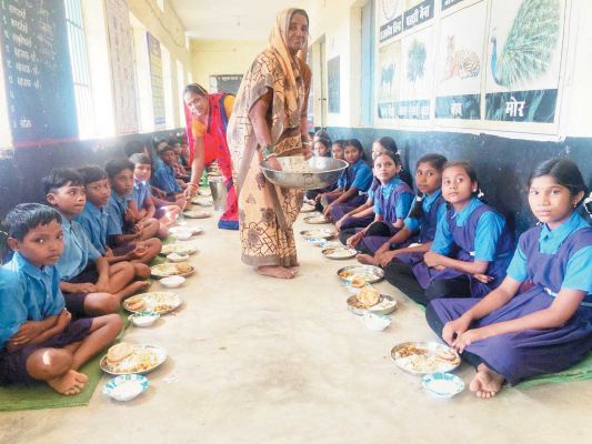 स्कूल में न्योता भोजन
