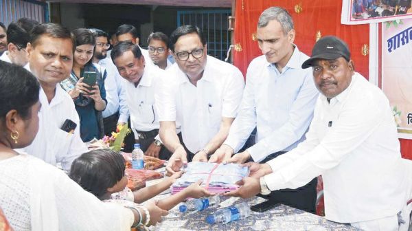 कलेक्टर ने शाला प्रवेशोत्सव पर स्कूल के दिनों को किया याद