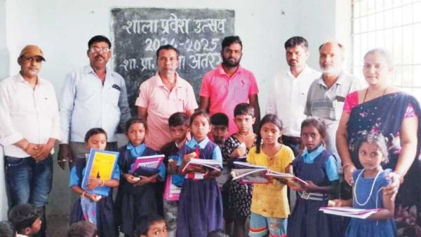 नव प्रवेशी बच्चों का गुलाल व तिलक लगाकर किया स्वागत