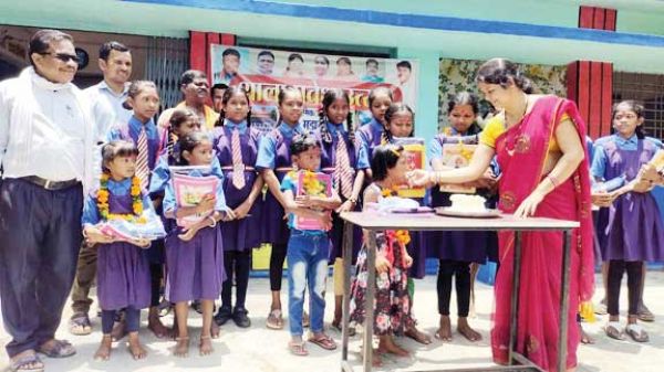 मड़ानार में मेरे बगिया के फूल कार्यक्रम