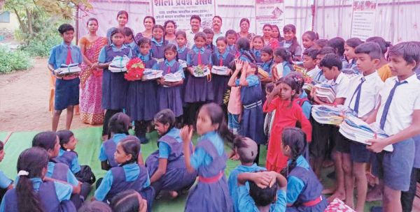 नव प्रवेशी बच्चों को तिलक लगाकर स्वागत