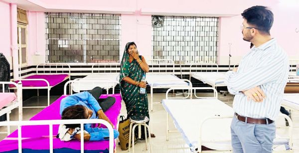 स्वास्थ्य सुविधाओं का जायजा लेने कलेक्टर पहुंचे अस्पताल