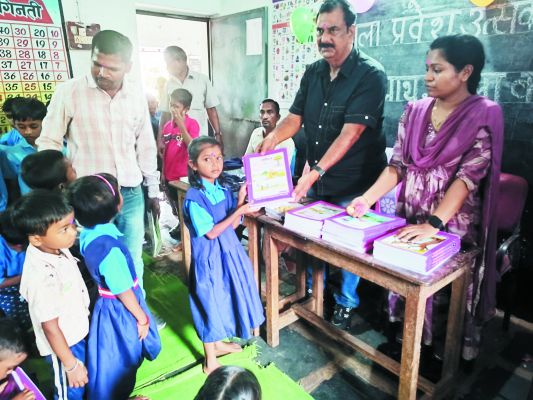 करमतरा स्कूल में नवप्रवेशी बच्चों का स्वागत