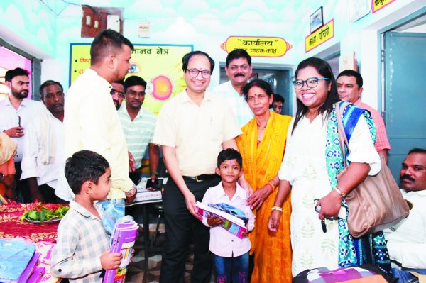 नवप्रवेशित बच्चों को पाठ्यपुस्तक-गणवेश का वितरण