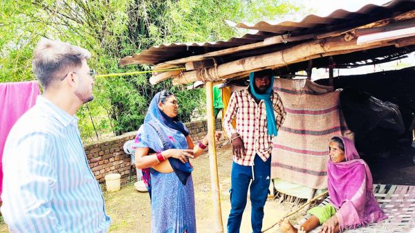 फ्लैगशिप योजनाओं की जानकारी लेने कलेक्टर पहुंचे गांव