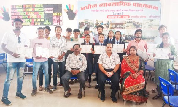 उत्तीर्ण विद्यार्थियों को प्रमाण पत्र