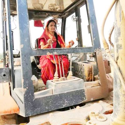 राज्य की एकमात्र जेसीबी महिला चालक का जापान में होगा सम्मान