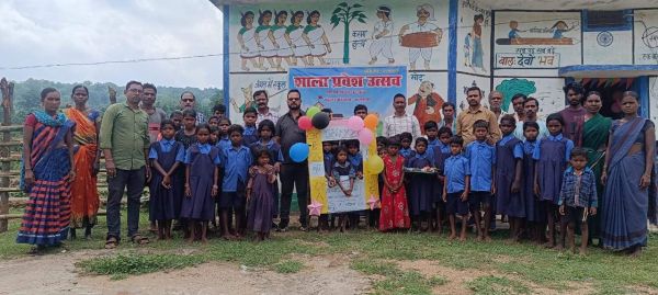 नदी पार करके पहुंचे घटगांव  बीईओ, बीआरसी व एबीईओ