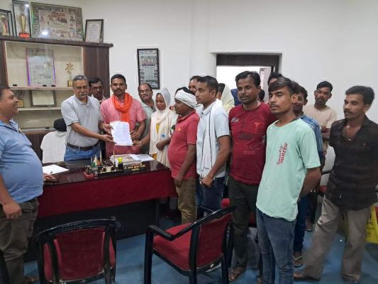 नाली का पानी सडक़ पर, आवागमन बाधित