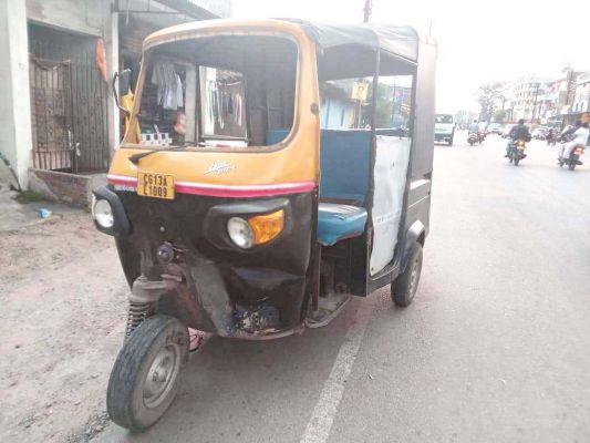 कार की ठोकर से आटो क्षतिग्रस्त, मामला दर्ज