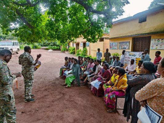 चलित थाना लगाकर थानेदार सुन रहे जनता की बात