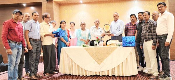 सेवानिवृत्त पर अधीक्षण अभियंता को दी विदाई