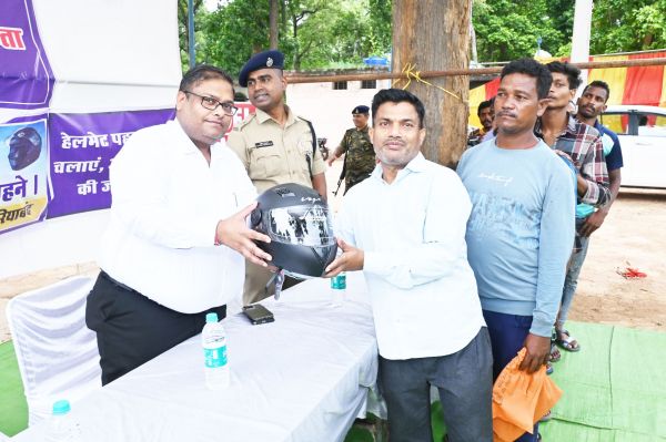 कलेक्टर ने दोपहिया चालकों को किया हेलमेट वितरण
