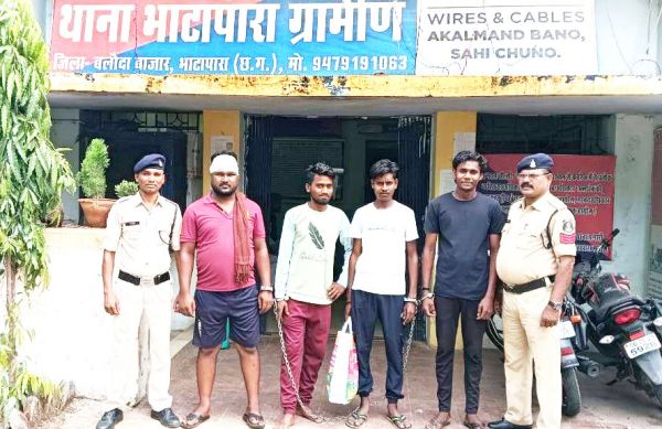 लाठी-पत्थर से मारपीट, 4 गिरफ्तार