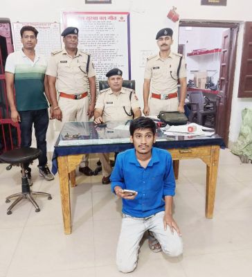 रेलवे टिकट बनाते युवक पकड़ाया  