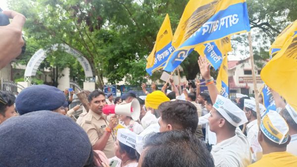 केजरीवाल की गिरफ्तारी,  विरोध में प्रदर्शन