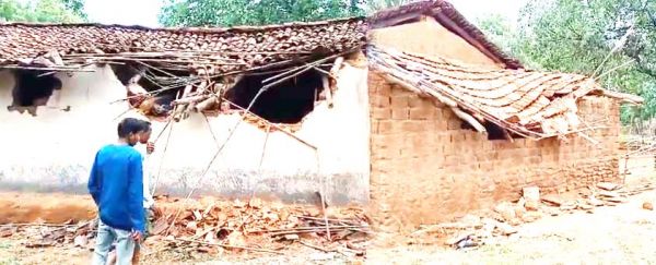 बिछड़े हाथी का उत्पात, 2 मकान तोड़े, अनाज चट, फसलें रौंदी