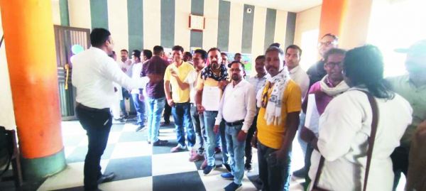 आखिर कब तक न्याय व अधिकार के लिए भटकेंगे संविदा-कर्मी