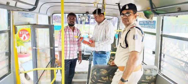 स्कूल बसों की आरटीओ और यातायात पुलिस ने की जांच