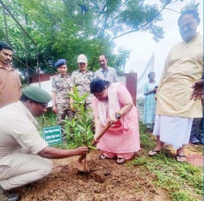 हाईकोर्ट जज ने पौधारोपण कर बनाया जन्मदिन