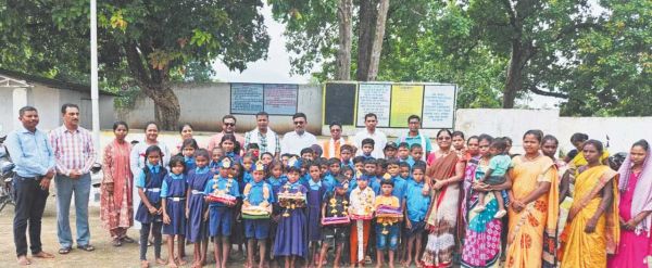 स्कूल के पहले दिन बच्चों के हाथों की ली छाप, सेल्फी भी