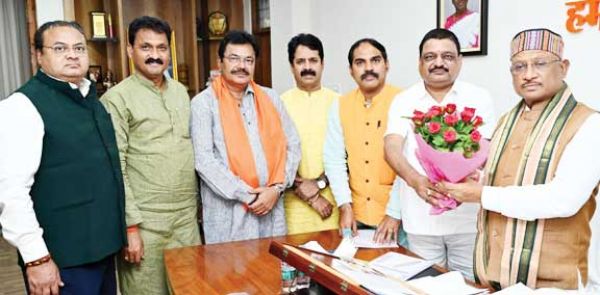 पूर्व विधायक-जनप्रतिनिधियों ने सीएम से की मुलाकात