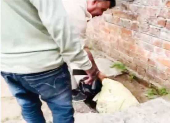 पुलिस अभिरक्षा से फरार आरोपी नाली में छिपा मिला