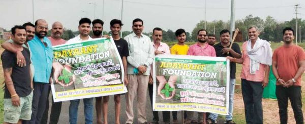 आदित्य फाउंडेशन ने लगाए सैकड़ों फलदार पौधे