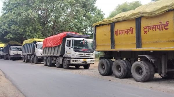 प्रशासन की कोशिश के बाद भी नहीं रूके फ्लाईएश ओवरलोड ट्रकों के पहिए 