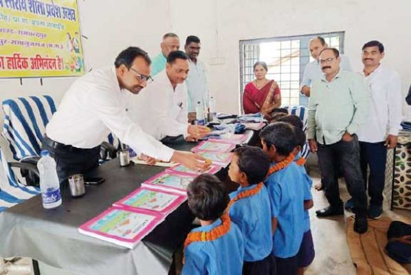  नावाडीह में संकुल-विद्यालय स्तरीय शाला प्रवेश उत्सव