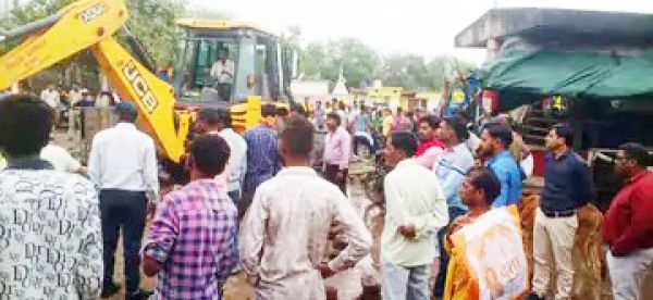 बाजार में सडक़ पर लगे ठेले-टपरे हटाए 