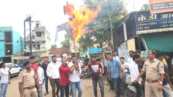 हत्या के विरोध में पुतला फूंका