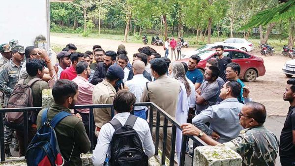 मांगों को लेकर कॉलेज छात्र-छात्राओं का प्रदर्शन