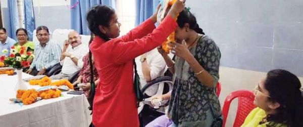  स्कूली बच्चों ने डॉक्टरों को किया सम्मानित