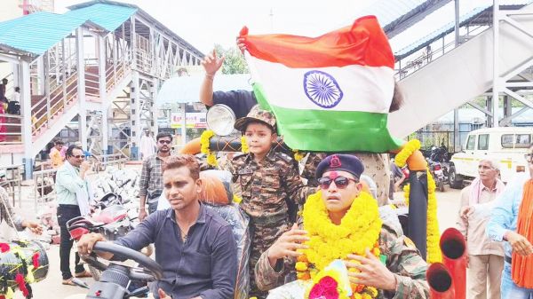 20 साल देश की सेवा कर घर लौटे रिटायर जवान का गाजे-बाजे से स्वागत