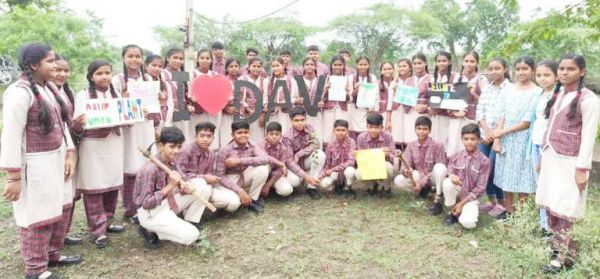 डीएवी में पौधरोपण के साथ नया सत्र शुरू