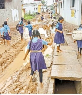 कटई, मारो व नवागढ़ में छात्रों को कीचड़ से होना पड़ता है दो-चार 