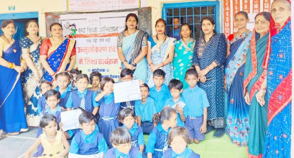 नवप्रवेशी बच्चों और माताओं  के साथ पढ़ई तिहार, पुरस्कृत 