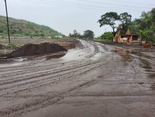गड्ढों का भराव कर आवागमन  किया सुचारू